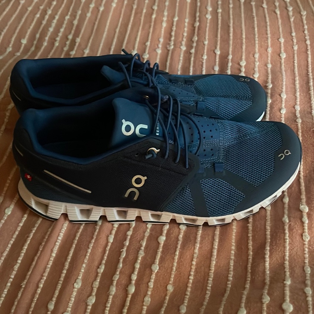 Barely worn oncloud tennis shoes women’s size 8 European size 40